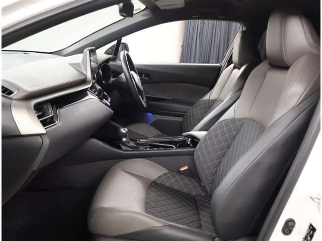 運転席助手席はゆとりがあります★　足元も大変広々しております。