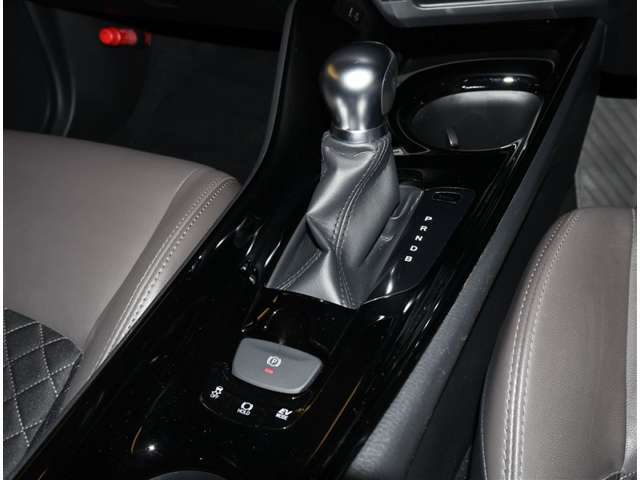 シフトレバーは使いやすい位置に配置です。
