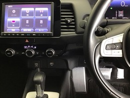 ホンダ純正メモリーナビ搭載なので、遠方へのドライブもお任せ下さい！ステアリング左手側にオーディオ関連のコントロールスイッチを配置しています。操作時は視線を逸らすことなく運転に集中できます