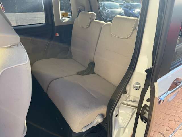 【車内清掃】お客様に気持ちよく見て頂けるよう展示車両は常に綺麗に仕上げております！