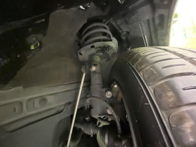 お車を安心してお乗りいただく為には、足回りの定期点検が欠かせません。サービスサポート（有償保証）では無料点検もご提供しており、安心のカーライフをお過ごしいただけるサポート体制が整っています。