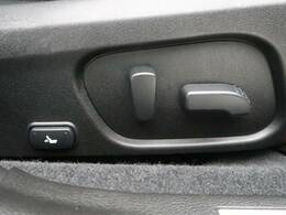 【運転席8WAYパワーシート】リクライニングからシートリフターまで、スイッチ一つで簡単にシートの微調整が可能！自分に最適なシートポジションにセットして、快適なドライブをお楽しみください。