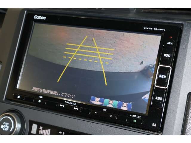 バックカメラが装備されており、後方の安全確認はもちろんのこと狭い場所での駐車や雨の日・夜間など視界の悪いコンディションでのストレスの軽減にもなります！