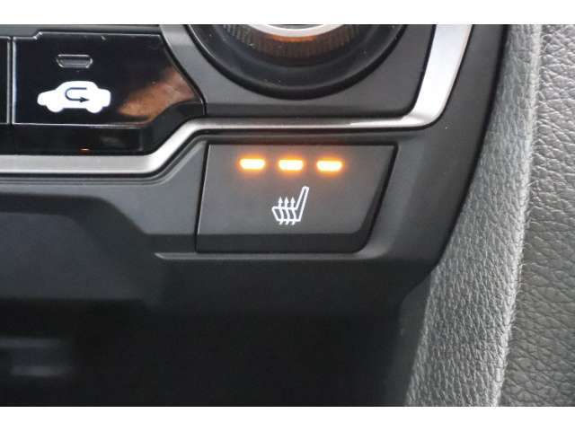 シートヒーター装備付き車！！座席に埋め込まれた電熱線によりシートを暖めることが出来る装備で、温められたシートは、寒い冬には最適です！！