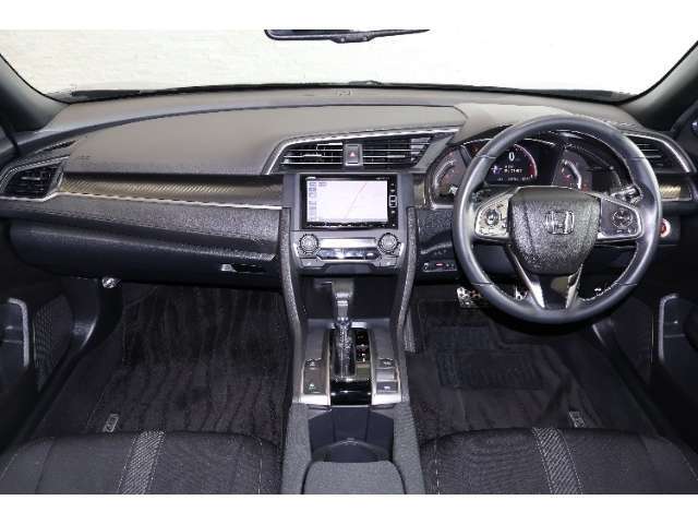 操作性に優れた運転席となります！小物入れや各ボタンの配置にこだわり、使いやすいです！座り心地もよく視認性も良好なのでロングドライブもお任せ下さい！