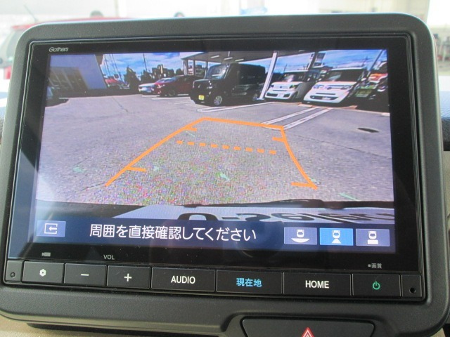 バックカメラで駐車も安心です。