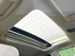 【サンルーフ】開放感たっぷりの希少装備、サンルーフが装着されています！車内に明かりを取り入れたり景色を楽しむ以外にも、車内の空気も簡単に換気できて快適です！