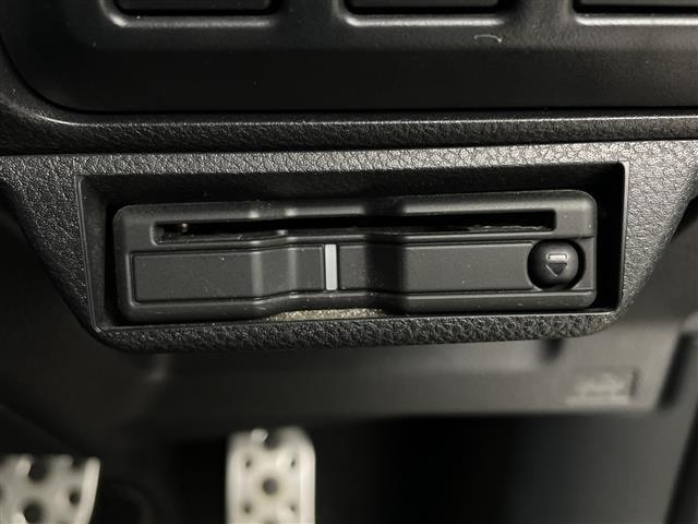 【ETC】有料道路を利用する際に料金所で停止することなく通過できる、ETC車載器（ノンストップ自動料金収受システム機器）が装備されています。セットアップを行うことで利用可能になります。