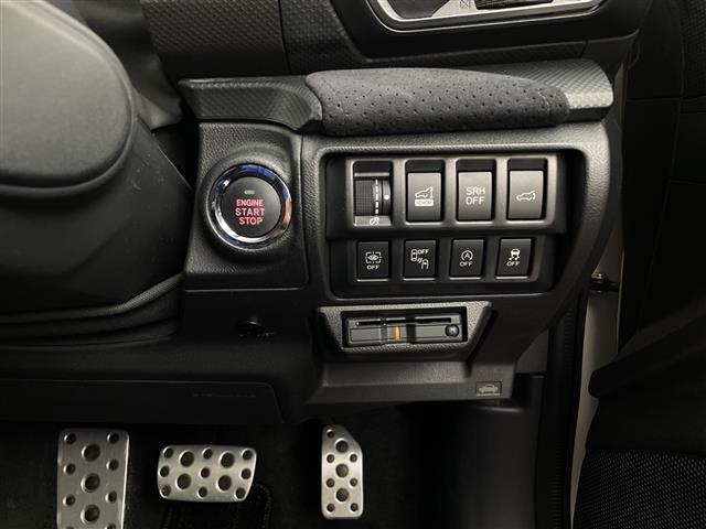 【フロアマット】車内を綺麗に保つのには必須のアイテムです。当店ではフカフカな新品マットも絶賛取り扱い中！ぜひご相談くださいませ。