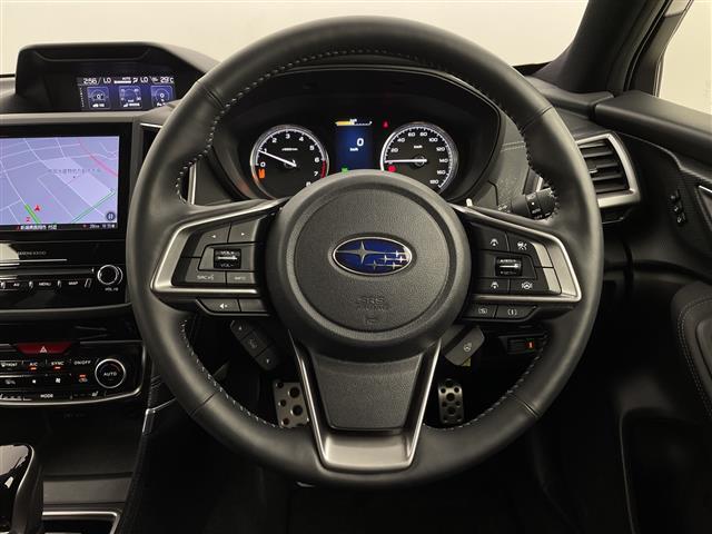 【ハンドル】軽い力で扱いやすいハンドルです。目立つ傷やスレなどなく綺麗な状態です！除菌プランいれていただくとさらに快適に！清潔なお車はお子様にも安心ですね！