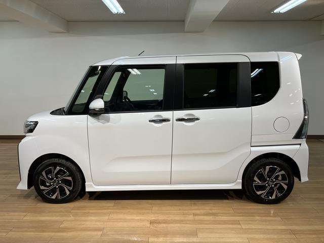 シャープなヘッドライトと迫力のあるフロントグリルの後期型タントカスタム☆　便利なウェルカムオープン機能付両側電動スライドドアなど装備充実です☆