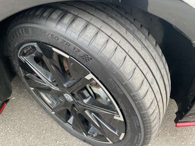 純正17インチのアルミホイールを装着しています