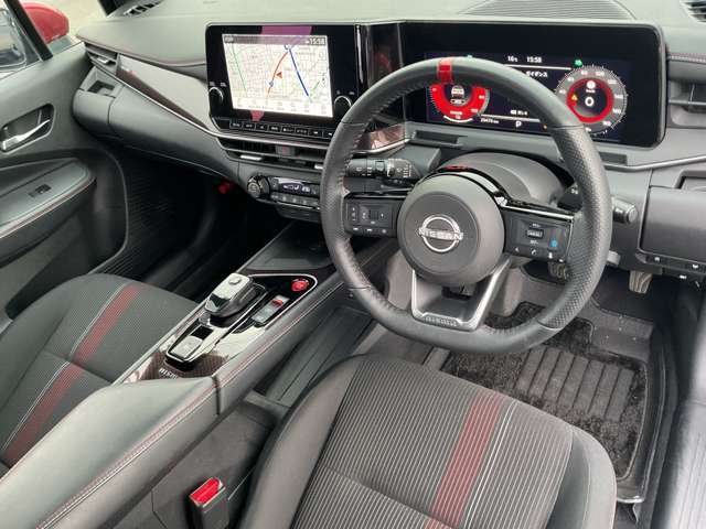 アダプティブタイプのオートクルーズです。車線中央付近を走行するようにステアリングを制御し、運転者のハンドル操作を支援します。