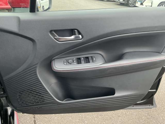 電動格納ドアミラー＆パワーウィンドー付です♪