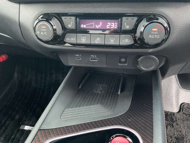 ワイヤレス充電器はQi対応スマートフォンの充電専用です。