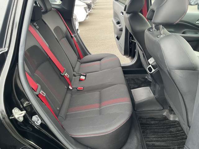 後部座席は6：4の分割式となっております。