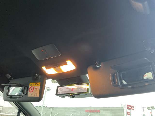 後席に3人乗車や荷物が多い時でも、後方が見られるインテリジェントルームミラー