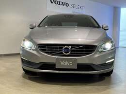 ブラック調のフロントグリルが、より一層エレガントな雰囲気をご提供いたします。