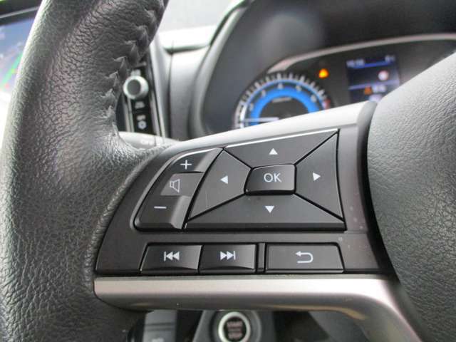 ハンドルスイッチで車両設定・オーディオの選曲や音量調整などが出来、安全性もアップ。