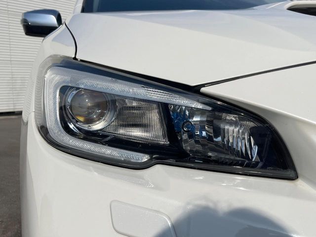 【LEDヘッドライト】悪天候や夜間走行時も良好な視界を確保し安心して運転できる高輝度LEDヘッドライトを装備！点灯速度が早く、消費電力も抑えられています。