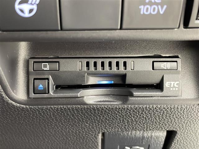【ETC】有料道路を利用する際に料金所で停止することなく通過できる、ETC車載器（ノンストップ自動料金収受システム機器）が装備されています。セットアップを行うことで利用可能になります。
