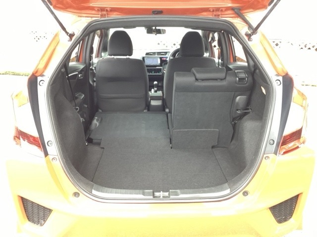 自社整備工場で点検整備をおこなってからお渡ししています。車検が残っている場合は『12ヶ月点検整備』を、車検整備付きの場合は『車検整備』をおこないます。整備費用は車両本体価格に含まれています。