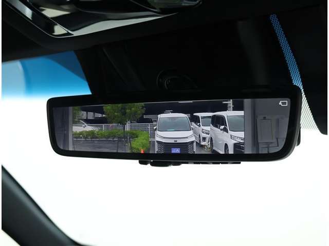 デジタルインナーミラー装備！車両後方のカメラの映像をデジタル補正で視認性を向上させてインナーミラー内に表示します♪視界を遮るものがなく、後席に同乗者がいても後方を確認しやすく安心です♪