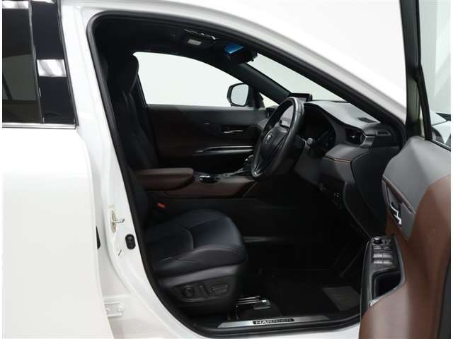 視認性のよいインパネ周りです！操作スイッチやカップホルダーも使いやすい位置に配置されています♪