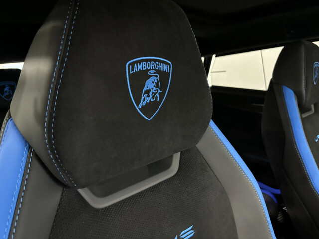 Lamborghiniロゴ刺しゅう入りヘッドレスト