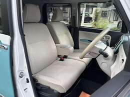 運転席側の写真です。運転席側面、シートの状態をご確認下さい。