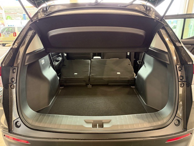 大きな開口部の荷室スペースはとても広々としています。　大きな荷物も楽々収納出来ちゃいますよ♪　大は小を兼ねると言いますしスペースは大きい事に越した事はありませんね！