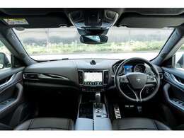 ダッシュボードにもレザーを採用しております。こちらの車両はブラックとレッドのコンビとなり、スポーツ感を演出します。