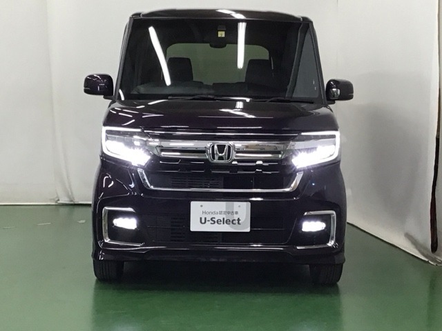 LEDヘッドライトを装備しています。LEDヘッドライトはとても明るく、雨の日や夜間走行も安全・安心です。オートライトコントロール付きで周囲の明るさに応じて自動で点灯・消灯します