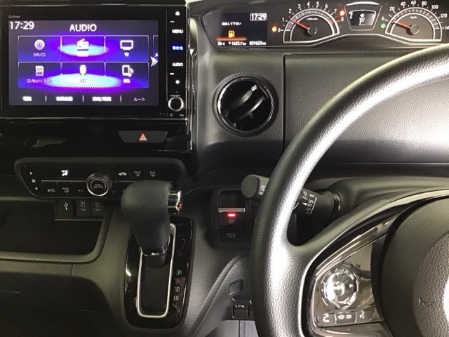 ホンダ純正メモリーナビ搭載なので、遠方へのドライブもお任せ下さい！ステアリング左手側にオーディオ関連のコントロールスイッチを配置しています。操作時は視線を逸らすことなく運転に集中できます