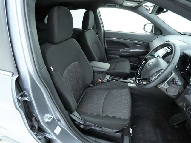 コンパクトな車体ながらも広めの運転席です！窮屈感を感じにくいので、長時間のドライブでも疲れにくくなっております！