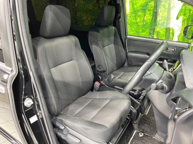 運転席まわりには十分なスペースがあり、大柄な方でもゆったり運転していただける環境です。