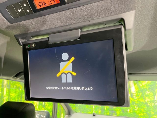 【後席モニター】家族や友人とお出かけする機会が多い方に大人気の後席モニターを装備！見やすい位置に画面がありテレビやDVDの視聴も快適！友達もお子様も、後席にしか乗らなくなるかも？？