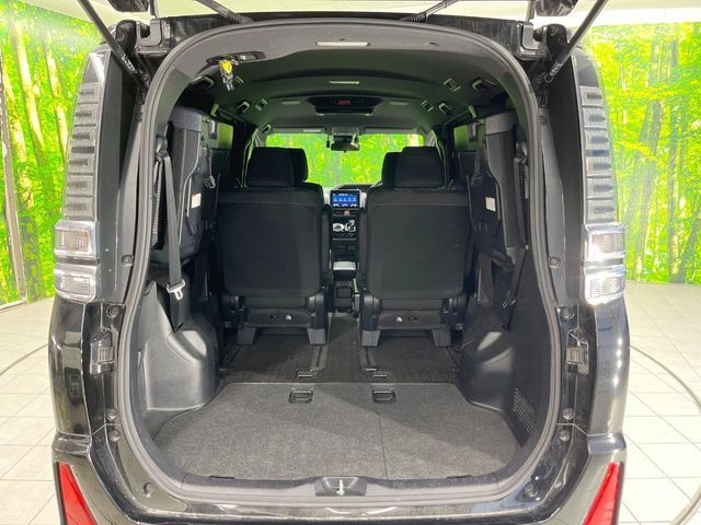 後席を格納すると、これだけの広さが！シーンに合わせたシートアレンジで、大きな荷物も積むことが出来ます♪