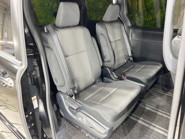 二列目中央はウォークスルーとなっております。二列目と三列目の移動や乗り降りがとっても楽になるので、乗り降りの際もストレスを感じることはありません♪