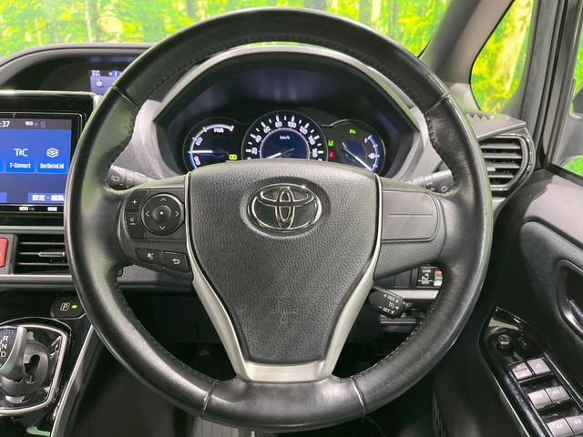 【純正革巻きステアリング】上質な革を使用することで、手にしっかり馴染みとても運転しやすいハンドルです♪