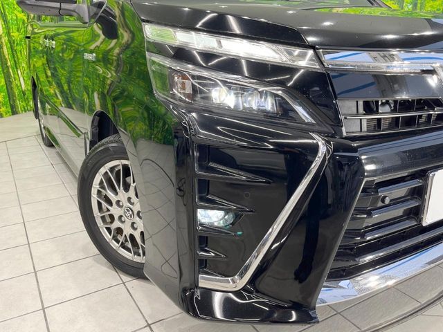 【LEDヘッドライト】悪天候や夜間走行時も良好な視界を確保し安心して運転できる高輝度LEDヘッドライトを装備！点灯速度が早く、消費電力も抑えられています。