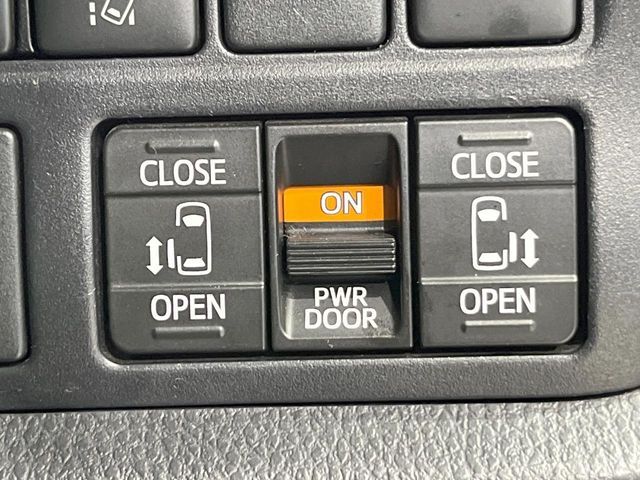 【両側パワースライドドア】スマートキーや運転席のスイッチで後席両側スライドドアの開閉が可能♪電動だから力を入れてドアを開ける必要が無く、小さなお子様でも簡単に開け閉めでき快適です♪
