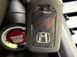 【Hondaスマートキー】カバンやポケットに入れたままでもドアの施錠・解錠が可能なスマートキーを装備。エンジンのオン・オフ時もカギを取り出す必要が無いからとっても便利です♪