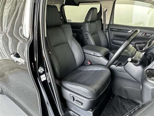 運転席/助手席です。姿勢が崩れず正確なステアリング操作で安心です！