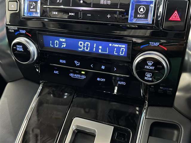 左右独立温度設定が可能なオートエアコンを装備