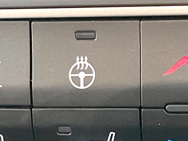 ●ステアリングヒーター：冷えやすい革巻きステアリングを素早く温め、冬場でも快適にハンドル操作が可能です。シートヒーターよりも素早く温まる為、ストレスも減りますね♪