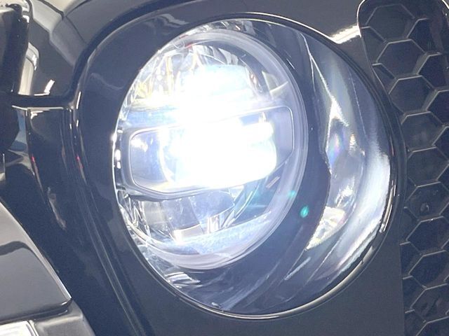 ●LEDヘッドライト：夜間走行時も良好な視界を確保し安心して運転できる高輝度LEDヘッドライトを装備！点灯速度が早く、消費電力も抑えられています。