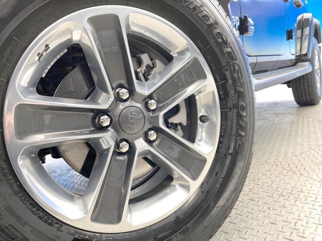 ●純正18インチアルミホイール：輸入車ならではの卓越した走りを支えるホイールと足回りです！日本車の走りに慣れている方にもぜひ体感して頂きたいほど、高いレベルでまとまっています！