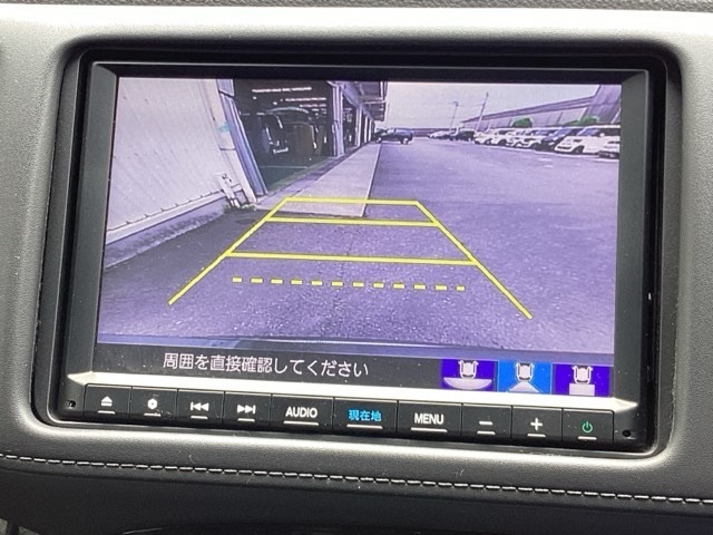 3ビュー切り替えやガイド線表示のバックカメラで、バックでの車庫入れも安心です。