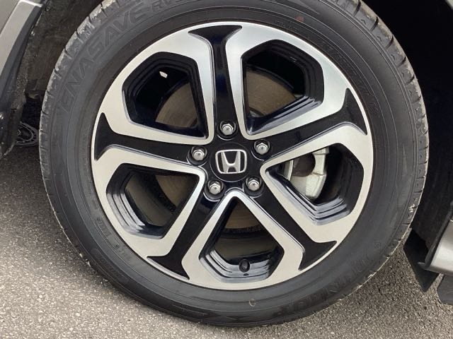 純正アルミホイールです。足元が引き立つので、車全体のイメージがアップしますよ！
